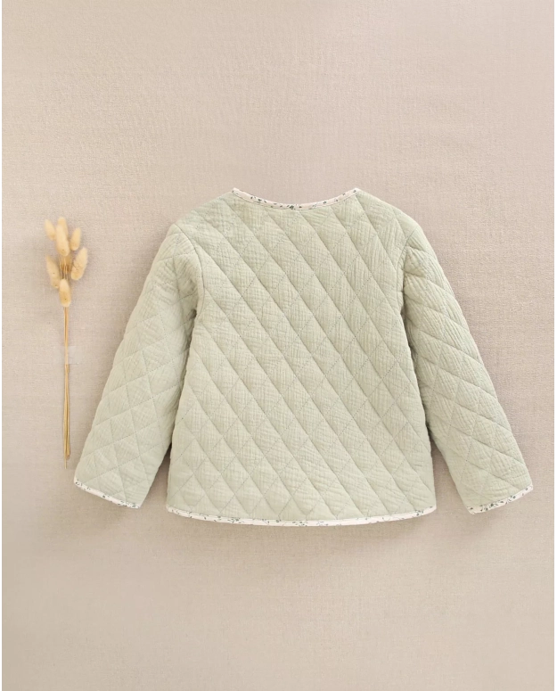 Chaqueta de niña acolchada en verde con bolsillos