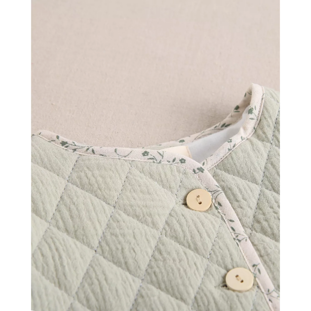 Chaqueta de niña acolchada en verde con bolsillos