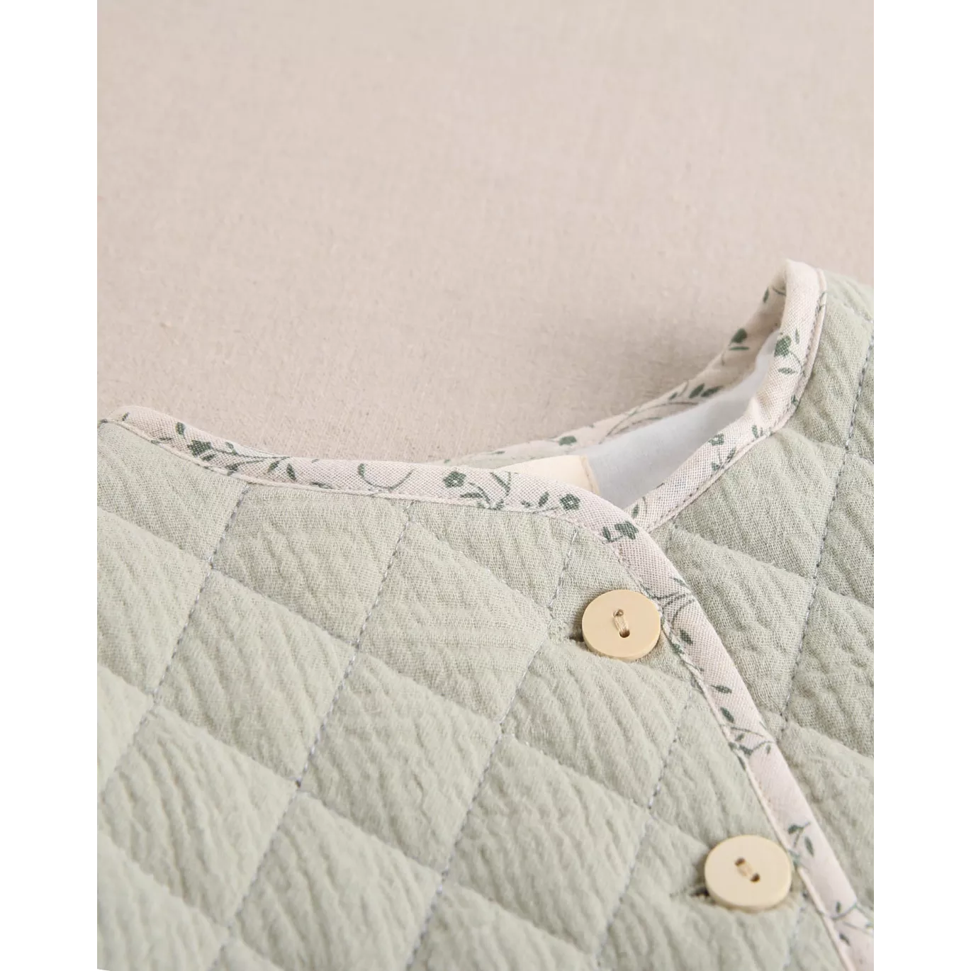 Chaqueta de niña acolchada en verde con bolsillos