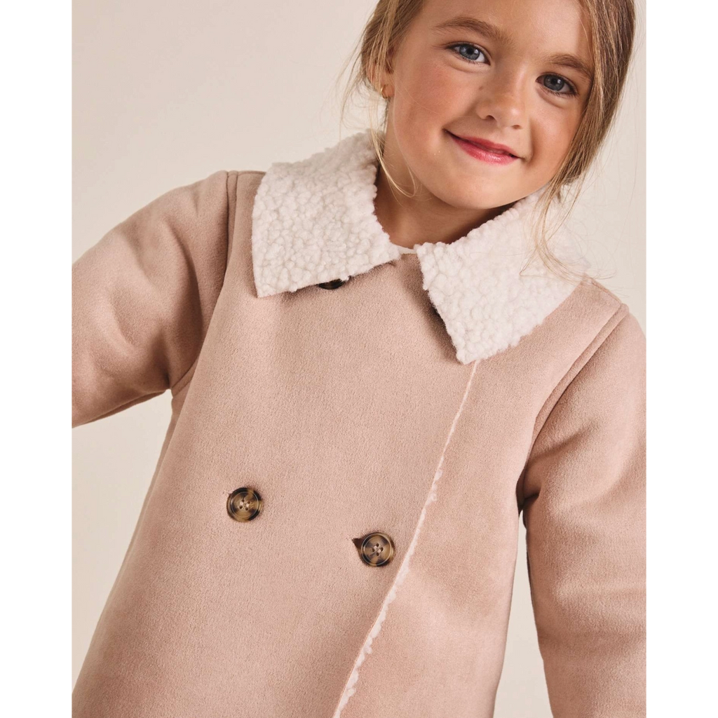 Chaqueta de niña en color maquillaje claro con forro de borrego