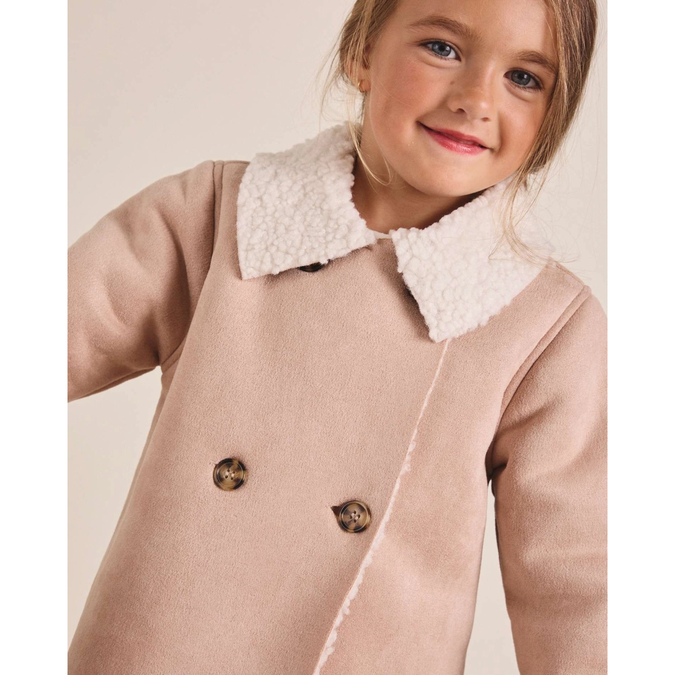 Chaqueta de niña en color maquillaje claro con forro de borrego