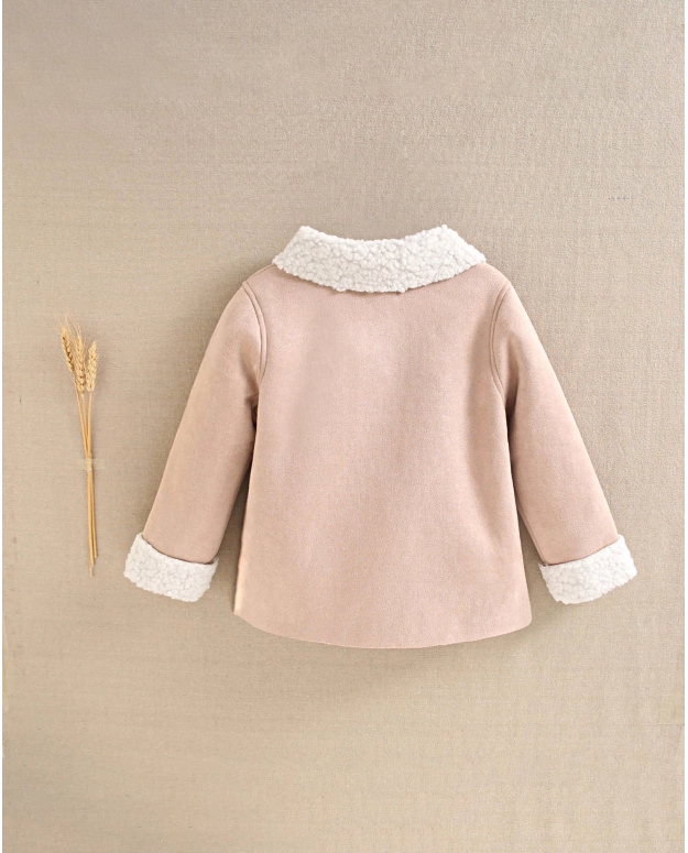 Chaqueta de niña en color maquillaje claro con forro de borrego