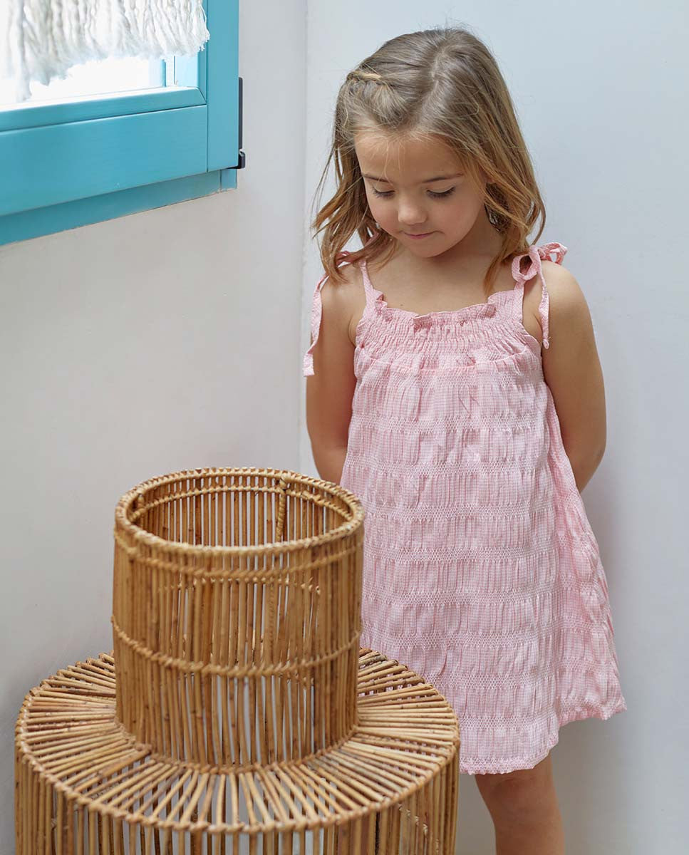 Vestido de niña rosa con tirantes