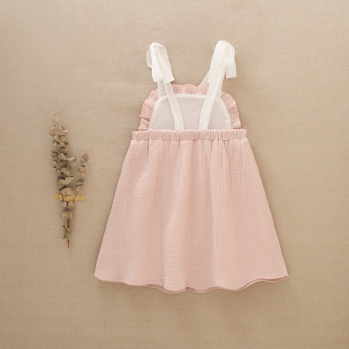 Vestido de niña rosa palo con tirantes en tejido bambula
