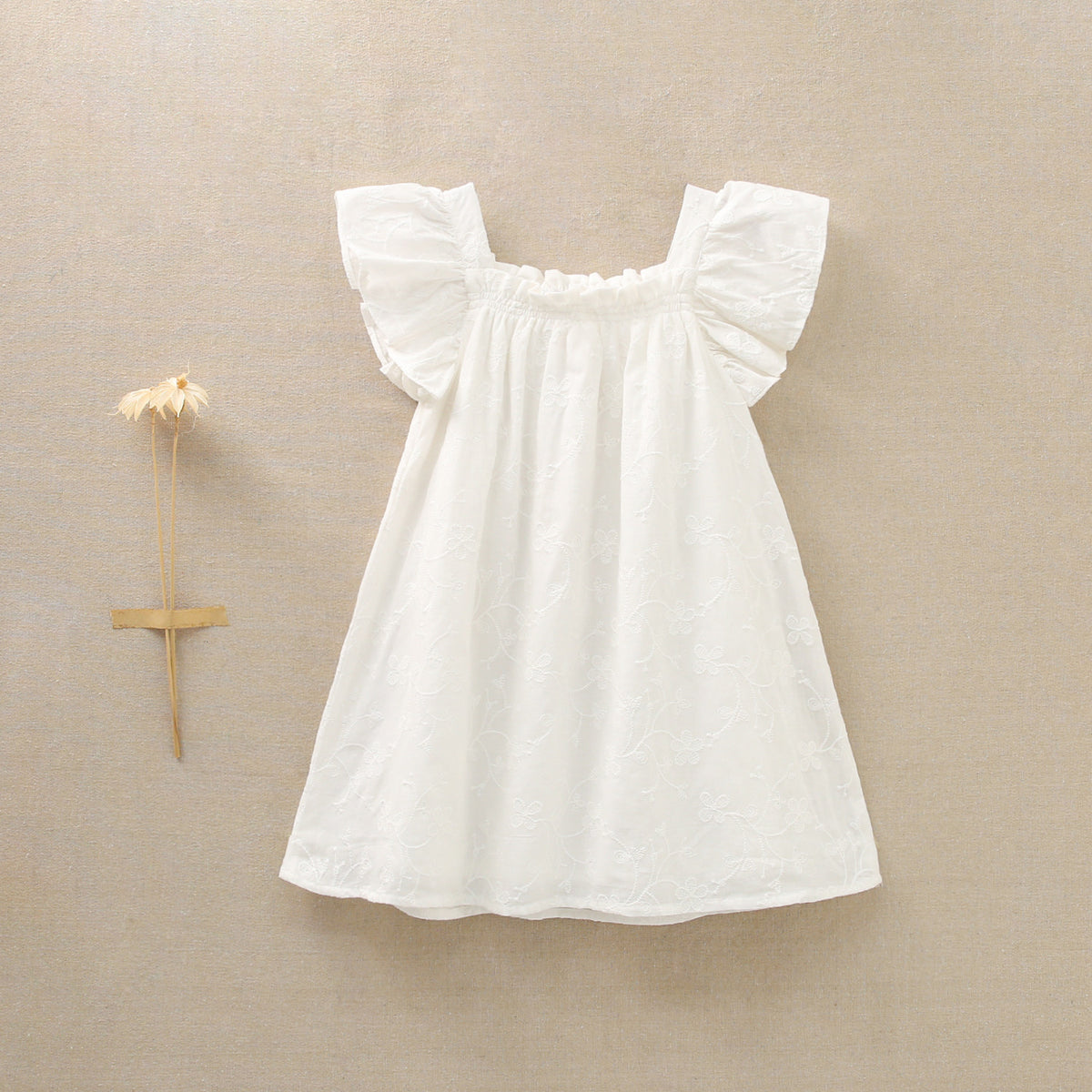 Vestido de niña blanco con flores brocadas