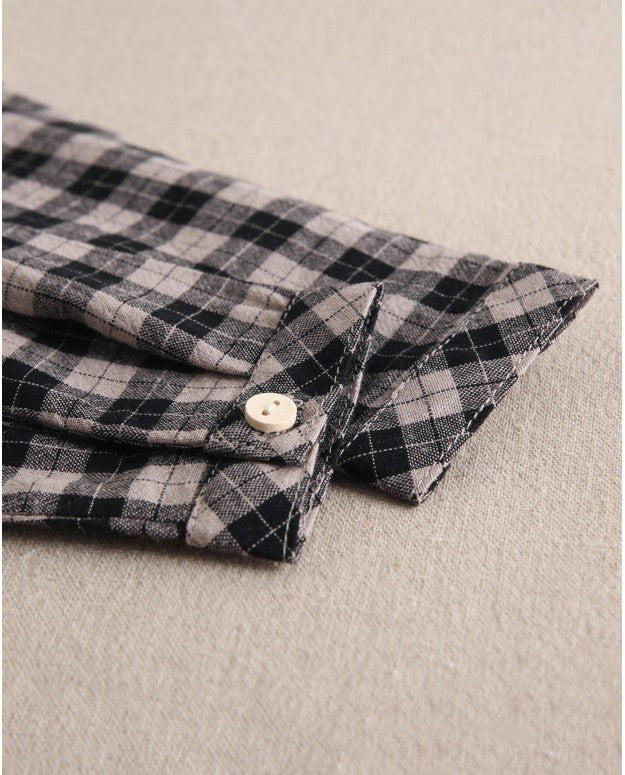 Camisa niño de cuadros bicolor beige tostado y negro con cuello mao