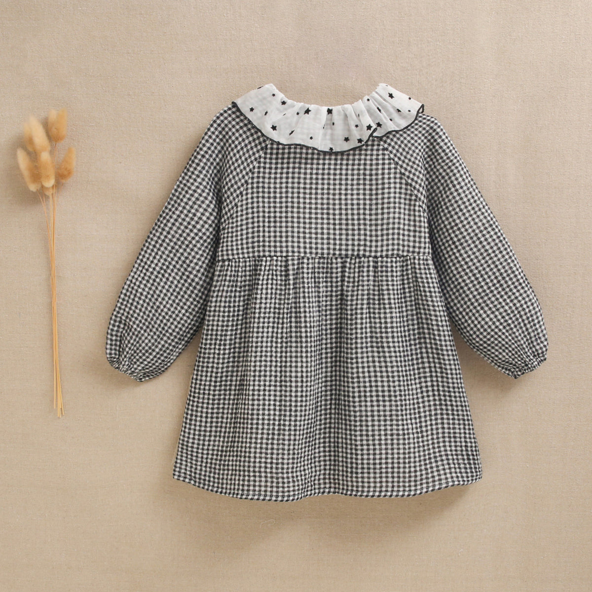 Vestido bebé niña cuadros vichy negro y blanco con cuello volante de estrellas
