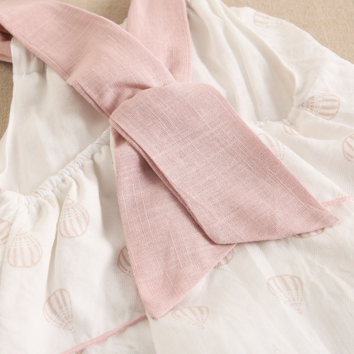 Vestido de niña blanco con globos y detalles en rosa