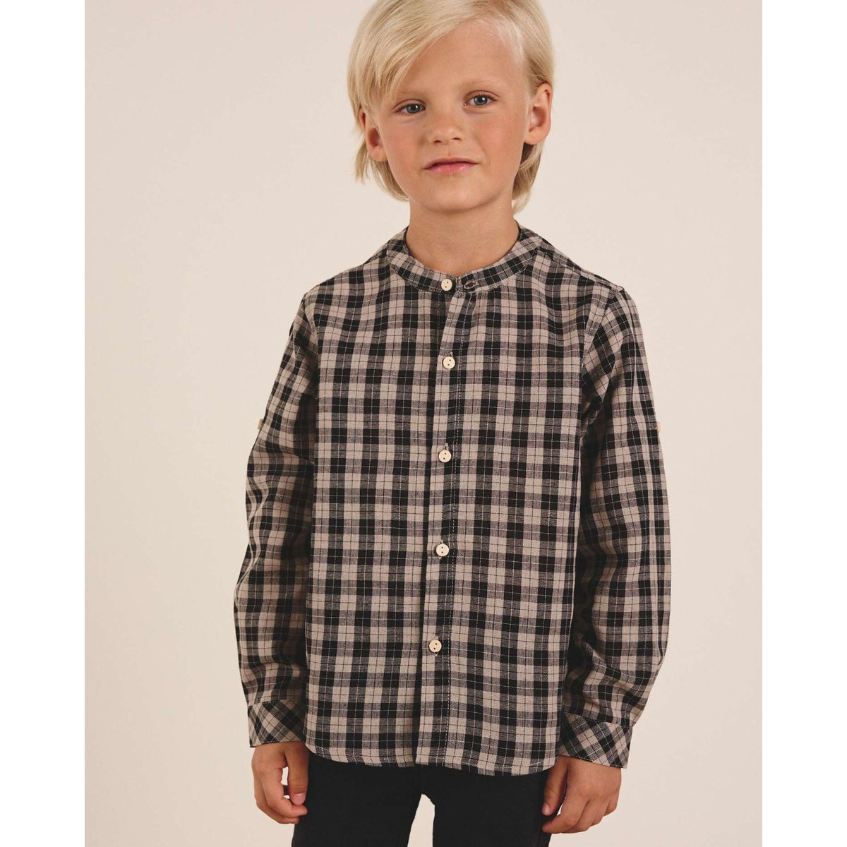 Camisa niño de cuadros bicolor beige tostado y negro con cuello mao