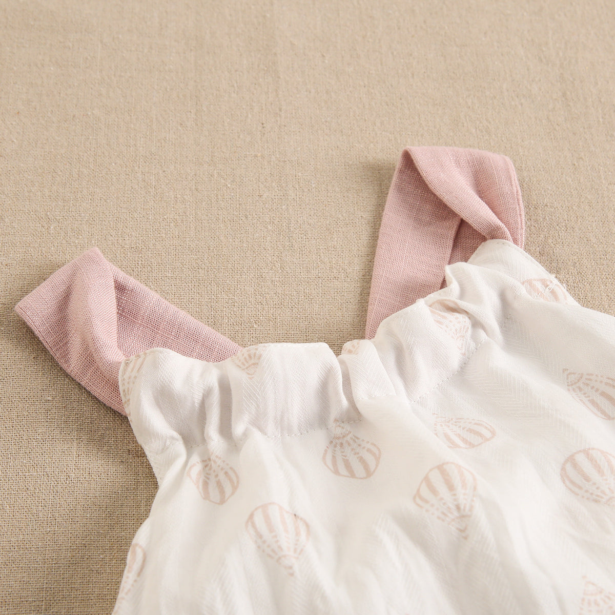 Vestido de niña blanco con globos y detalles en rosa