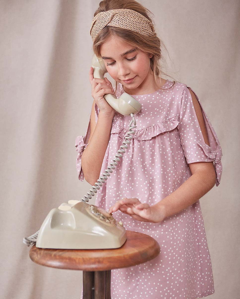 Vestido de niña rosa con lunares blancos