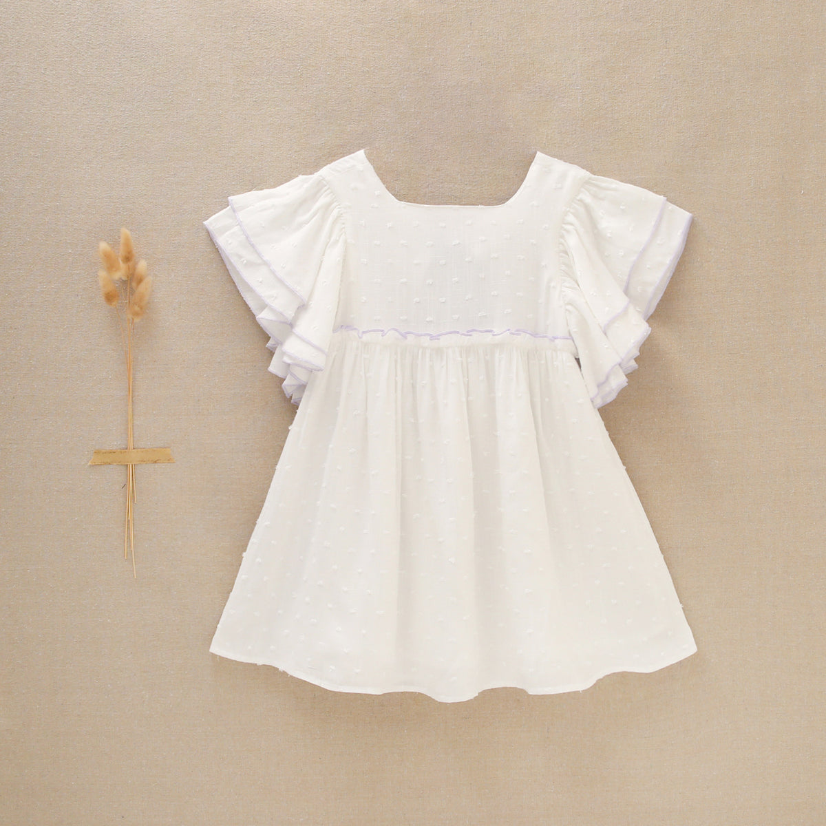 Vestido de niña blanco con ribetes lilas