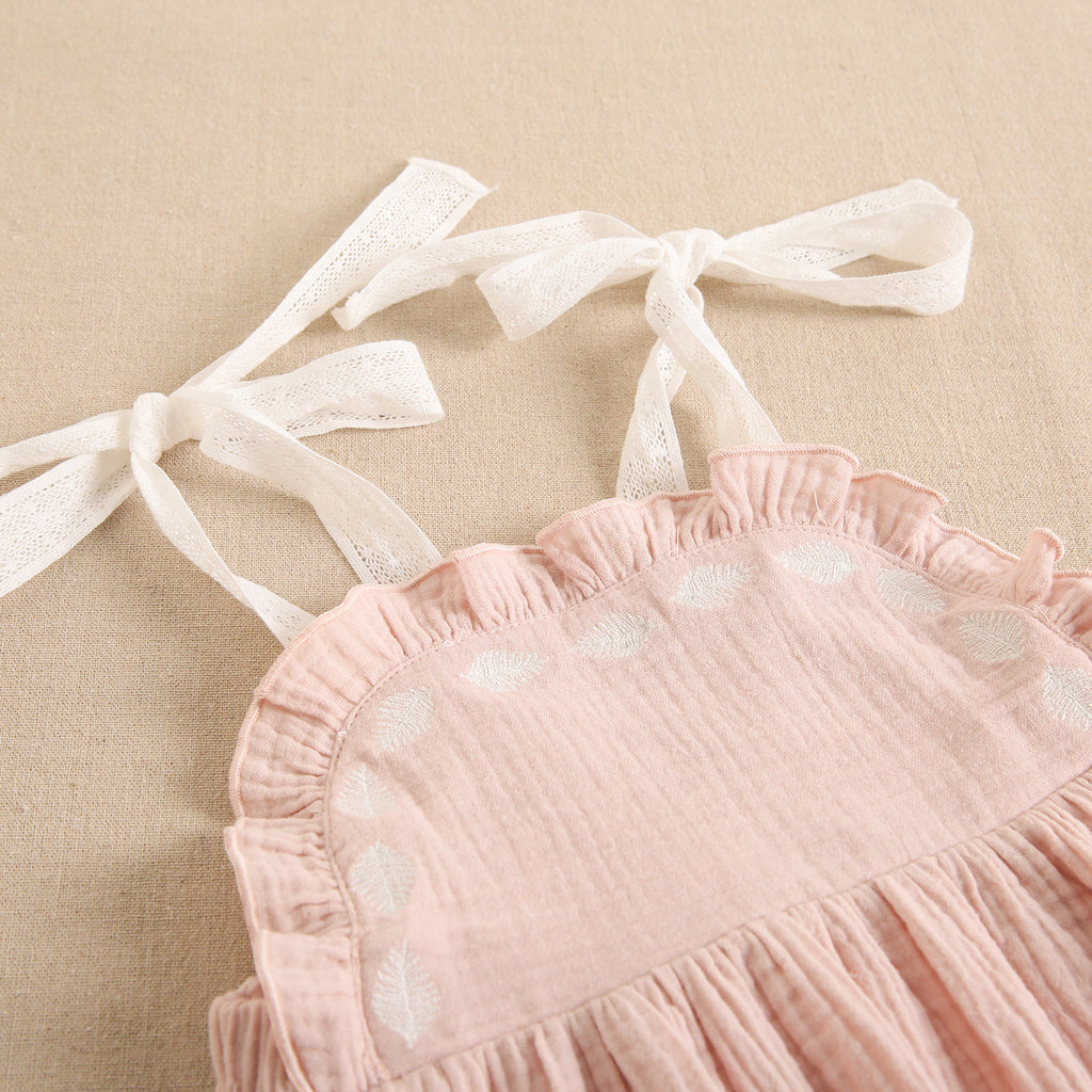 Vestido de niña rosa palo con tirantes en tejido bambula