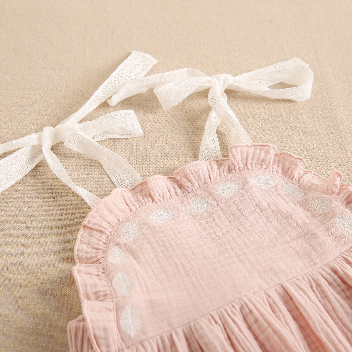 Vestido de niña rosa palo con tirantes en tejido bambula