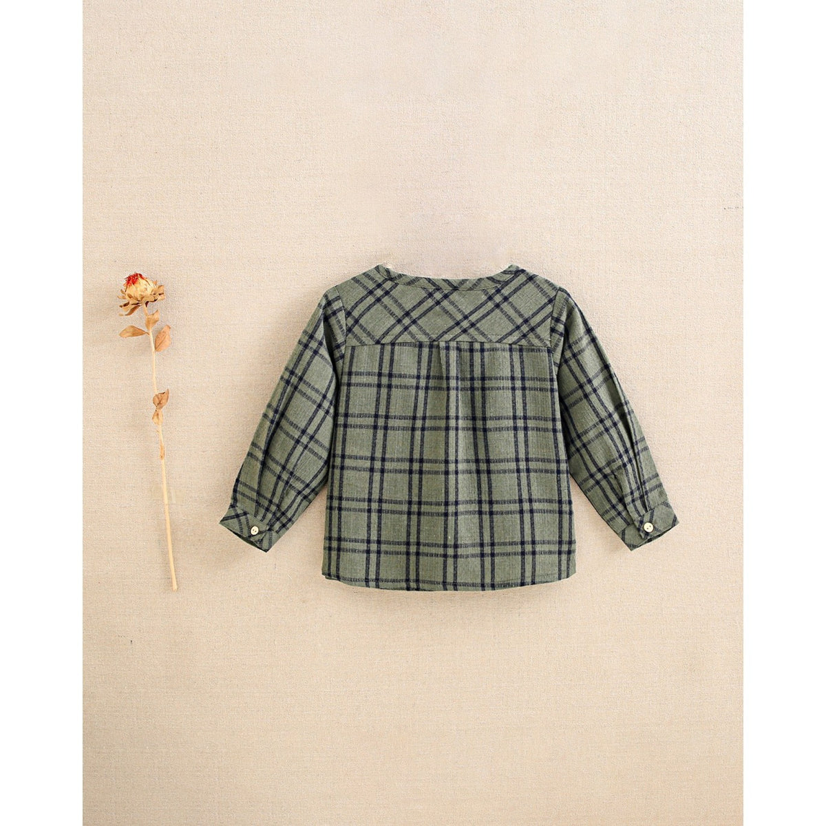 Camisa niño manga larga verde oliva con cuadros azul marino