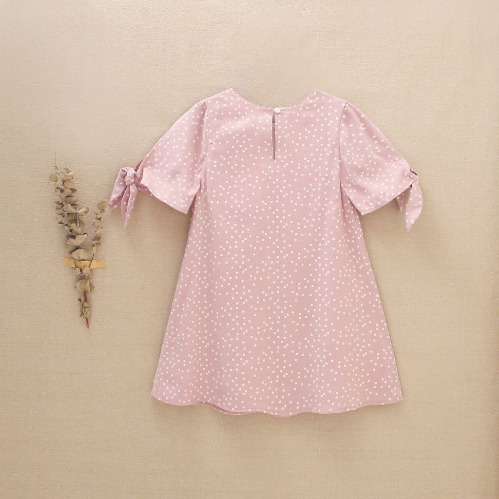 Vestido de niña rosa con lunares blancos