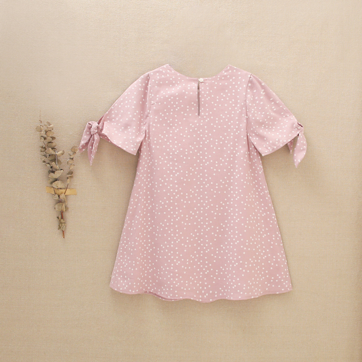 Vestido de niña rosa con lunares blancos