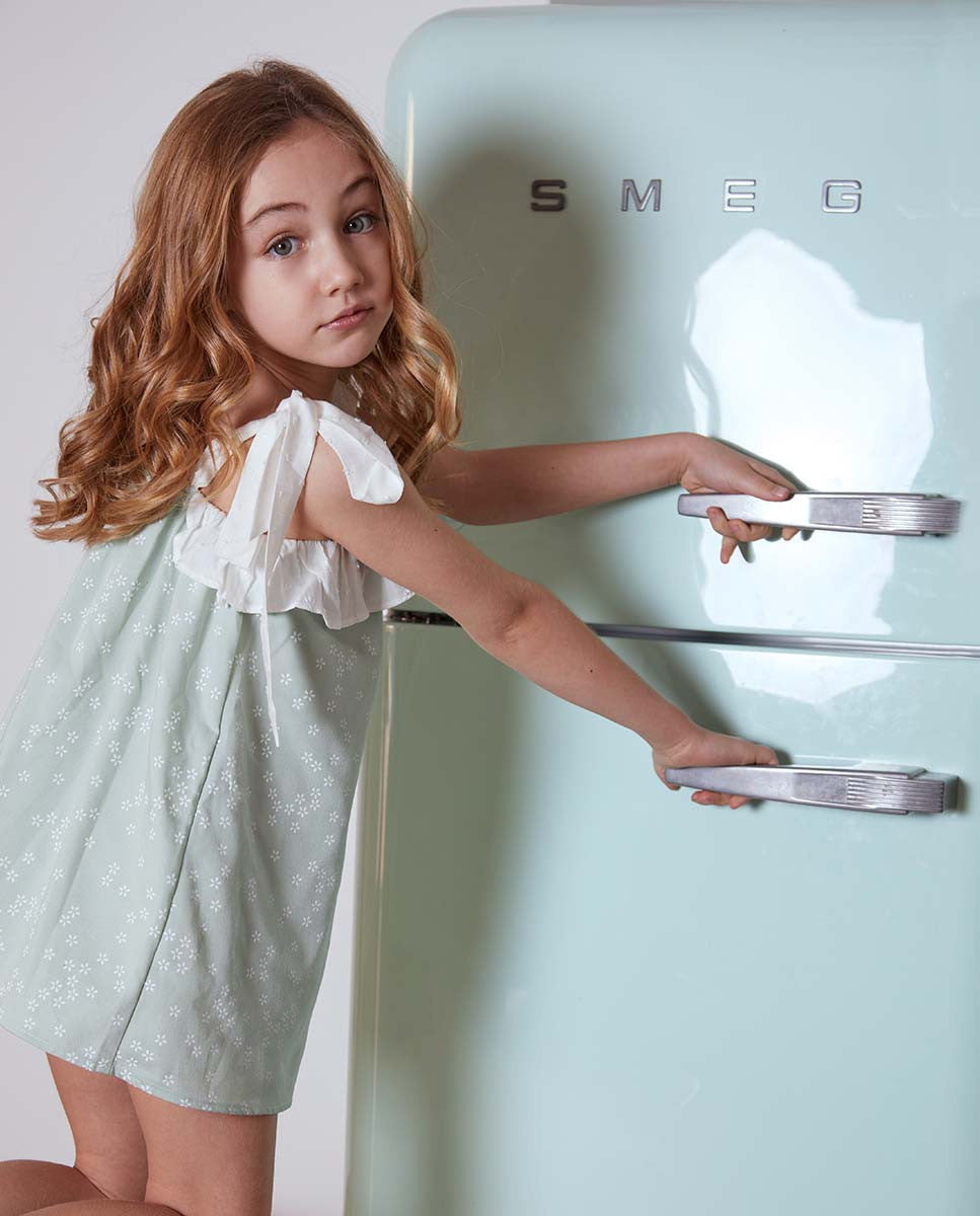 Vestido de niña verde con flores en blanco