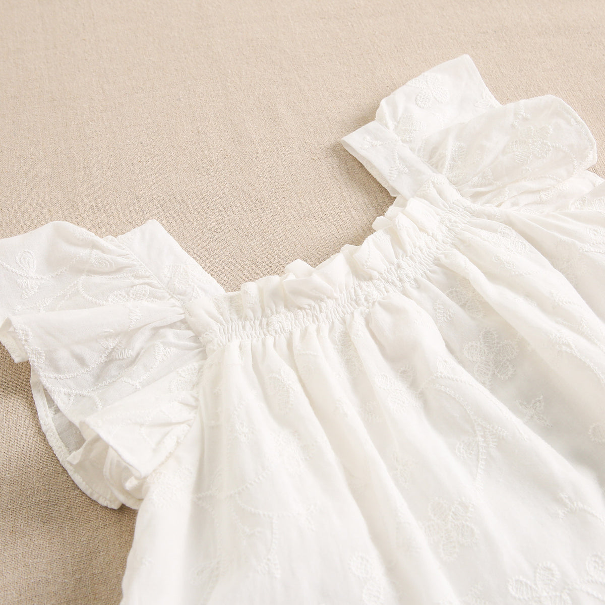 Vestido de niña blanco con flores brocadas