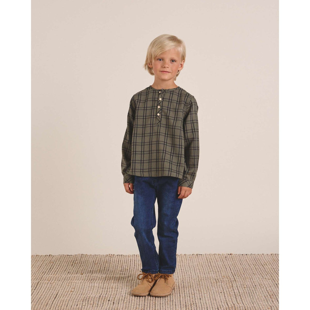 Camisa niño manga larga verde oliva con cuadros azul marino