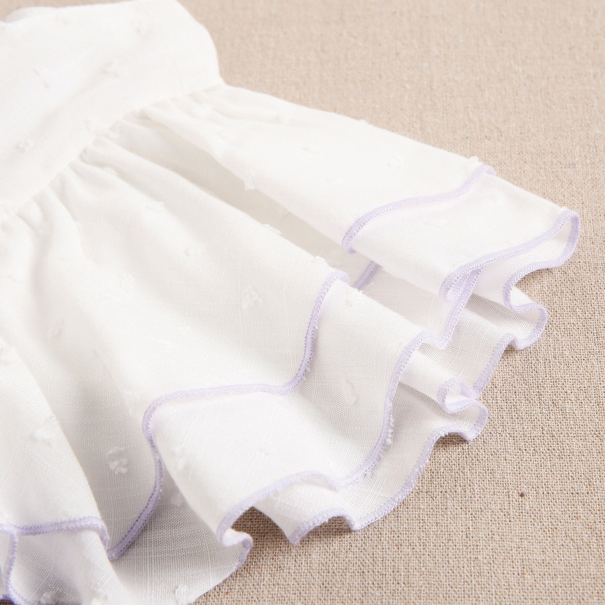 Vestido de niña blanco con ribetes lilas