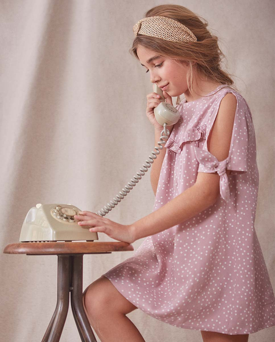 Vestido de niña rosa con lunares blancos