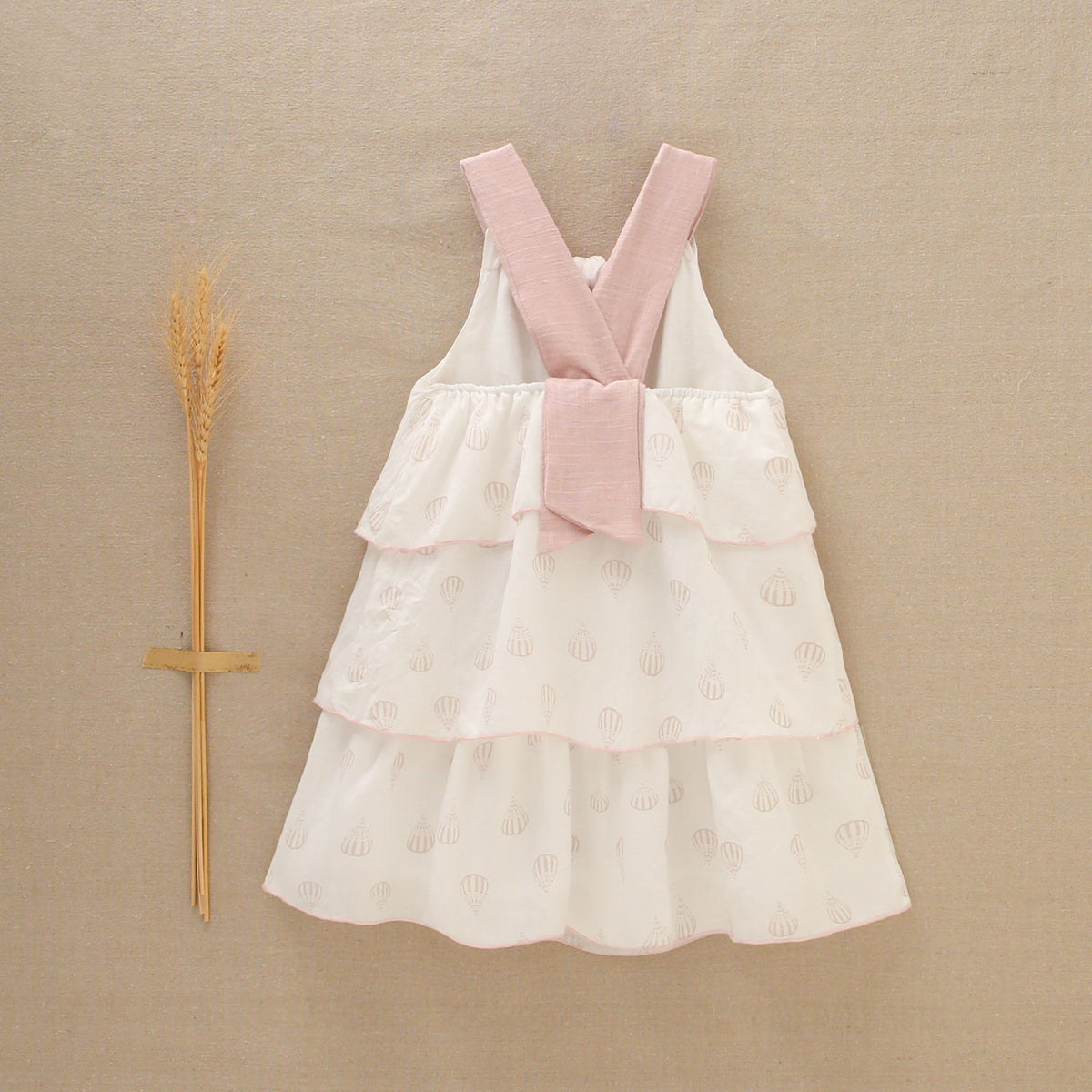 Vestido de niña blanco con globos y detalles en rosa