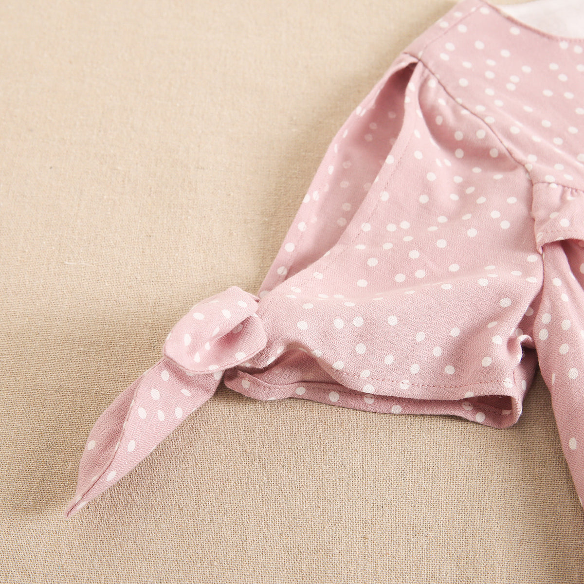 Vestido de niña rosa con lunares blancos