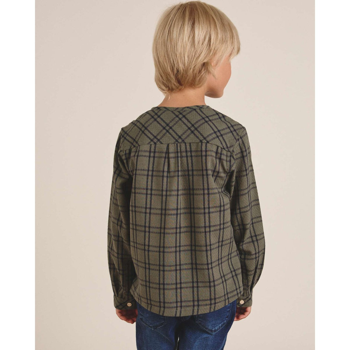 Camisa niño manga larga verde oliva con cuadros azul marino