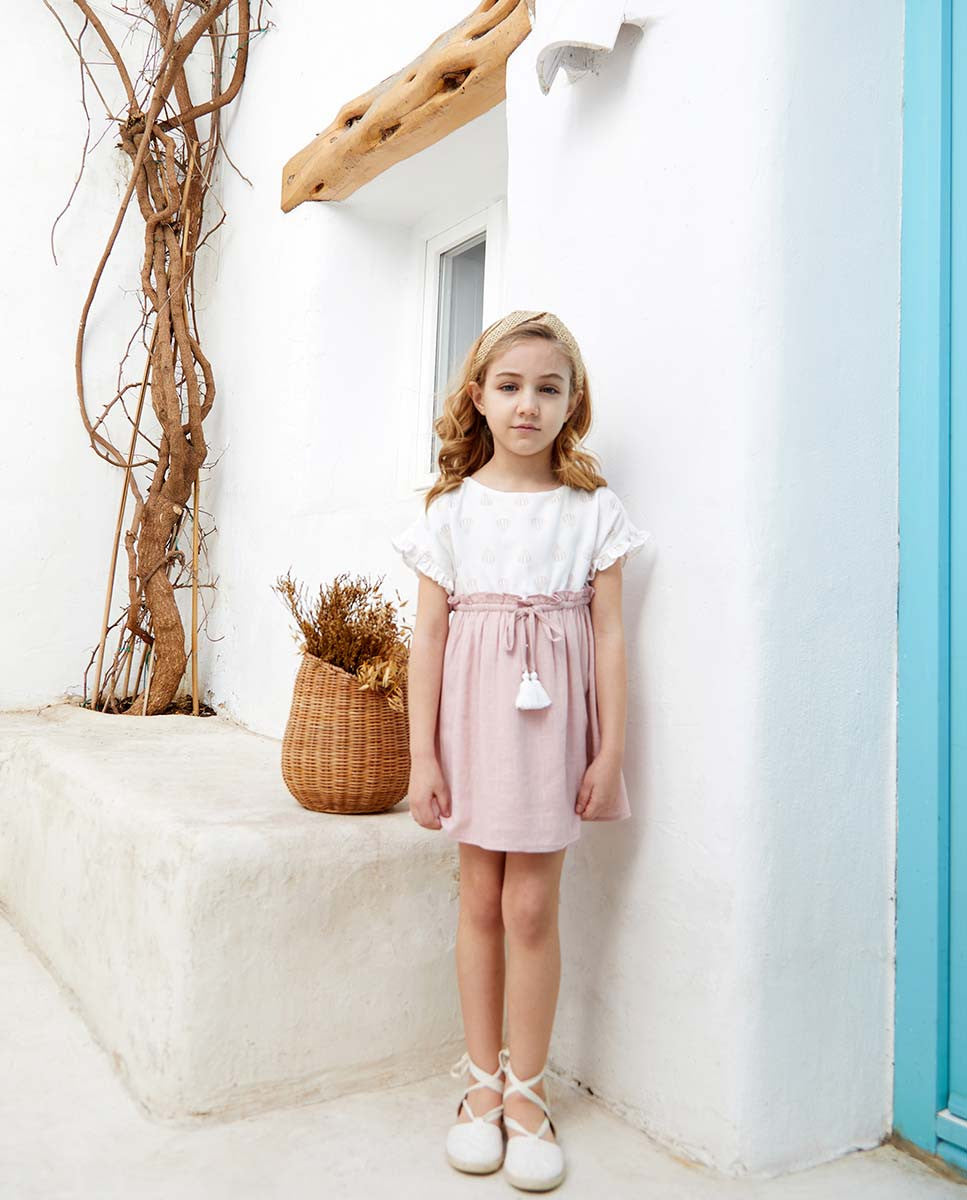 Vestido de niña rosa combinado con estampado de globos rosas