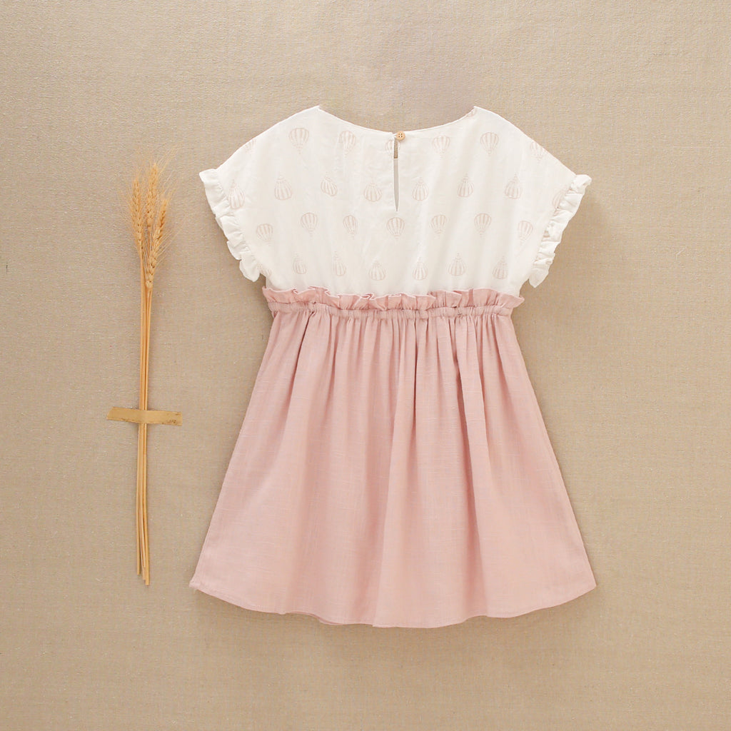 Vestido de niña rosa combinado con estampado de globos rosas