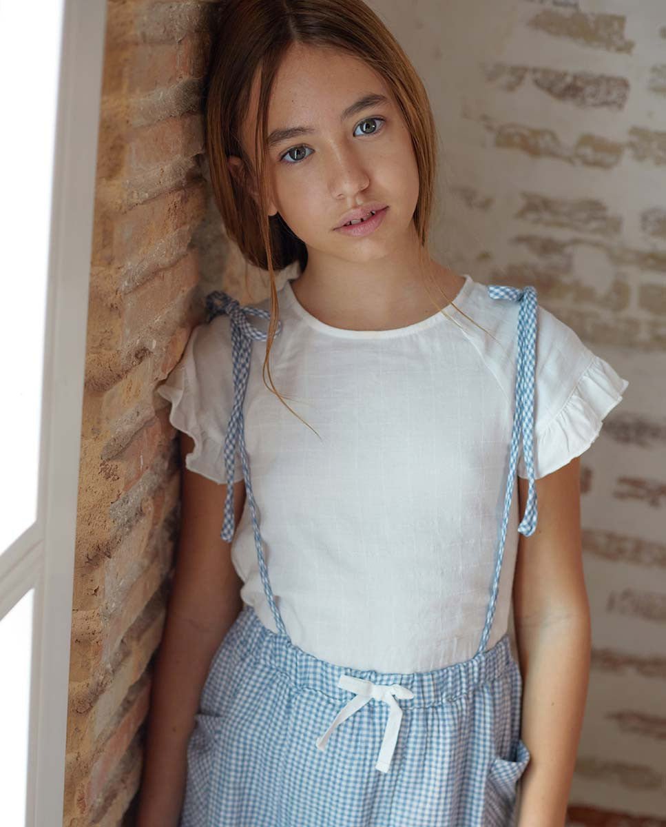 Falda de niña con tirantes en cuadros de vichy azules y blancos