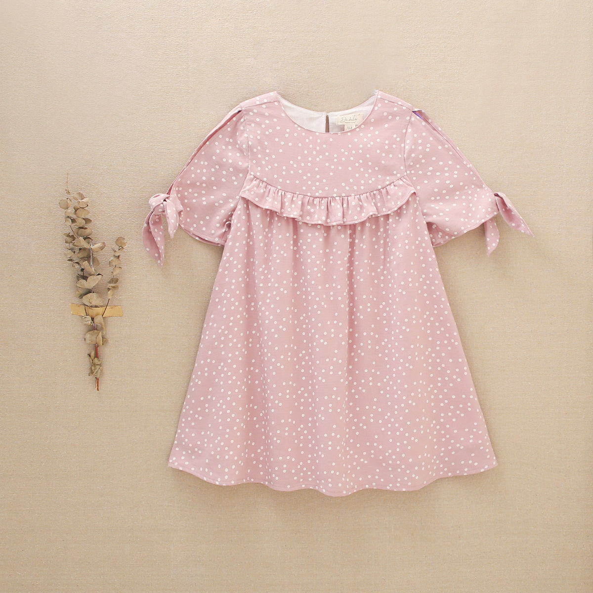Vestido de niña rosa con lunares blancos