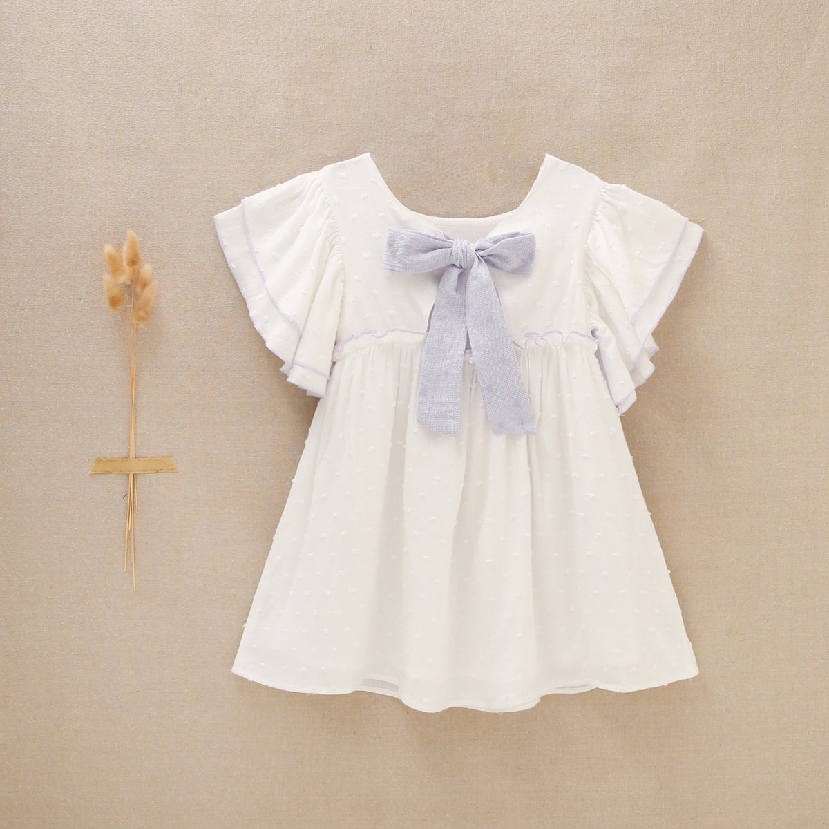 Vestido de niña blanco con ribetes lilas