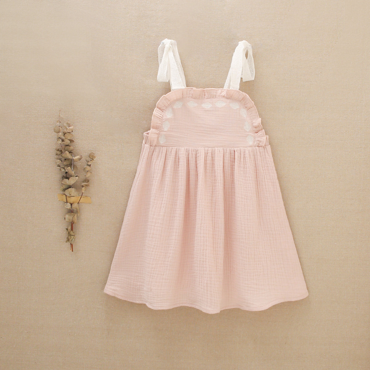 Vestido de niña rosa palo con tirantes en tejido bambula