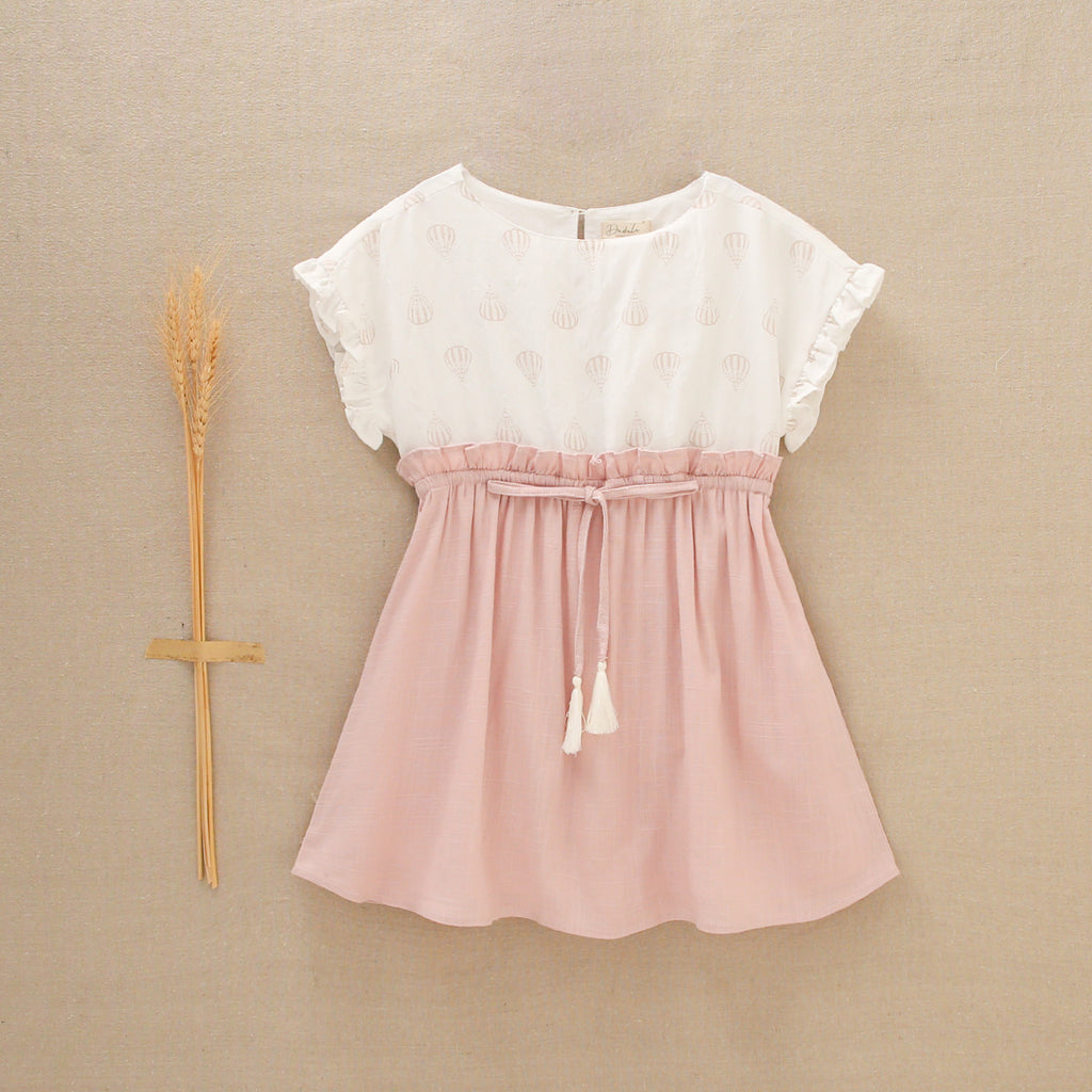 Vestido de niña rosa combinado con estampado de globos rosas