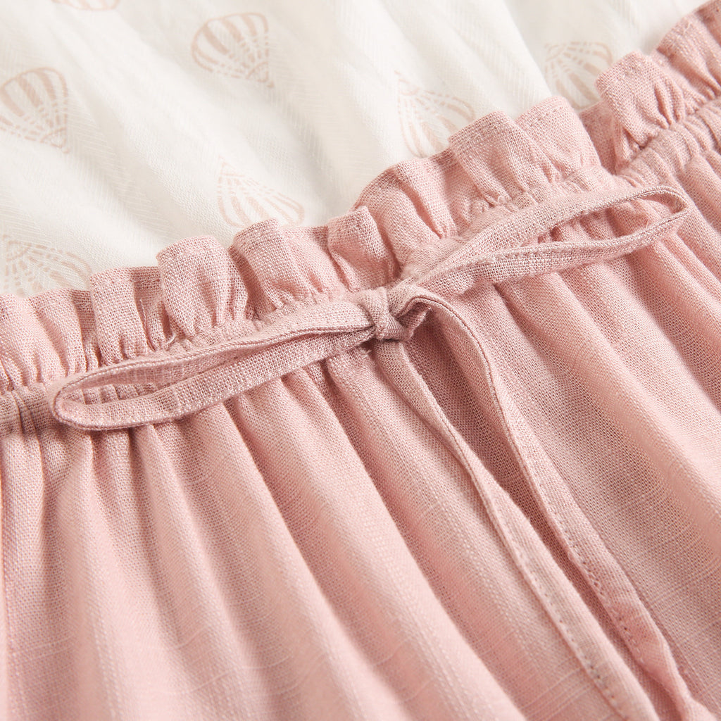 Vestido de niña rosa combinado con estampado de globos rosas