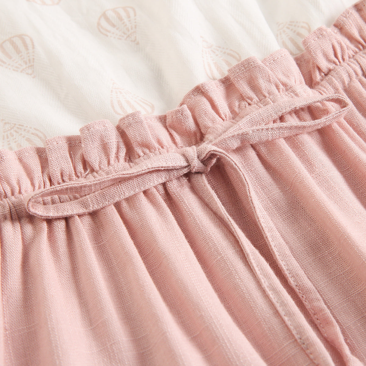 Vestido de niña rosa combinado con estampado de globos rosas