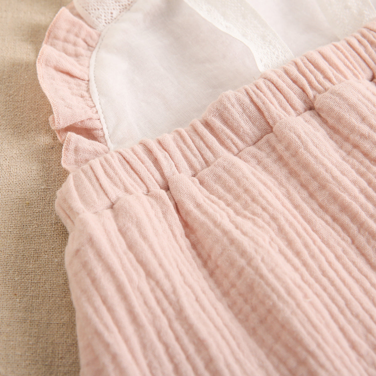 Vestido de niña rosa palo con tirantes en tejido bambula