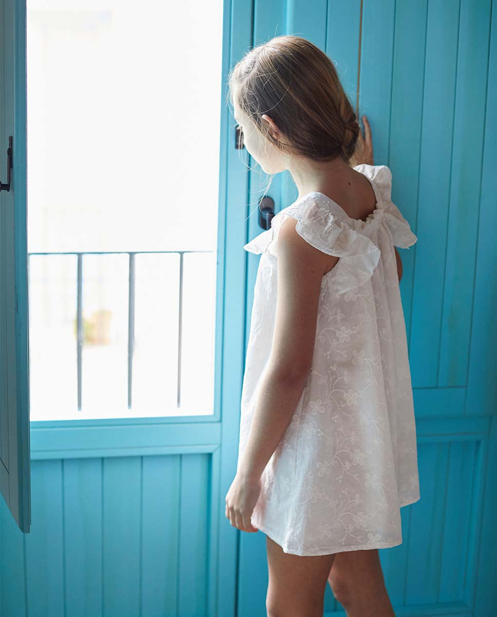 Vestido de niña blanco con flores brocadas