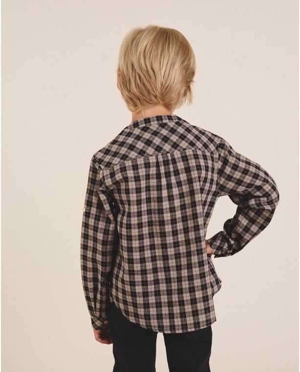 Camisa niño de cuadros bicolor beige tostado y negro con cuello mao
