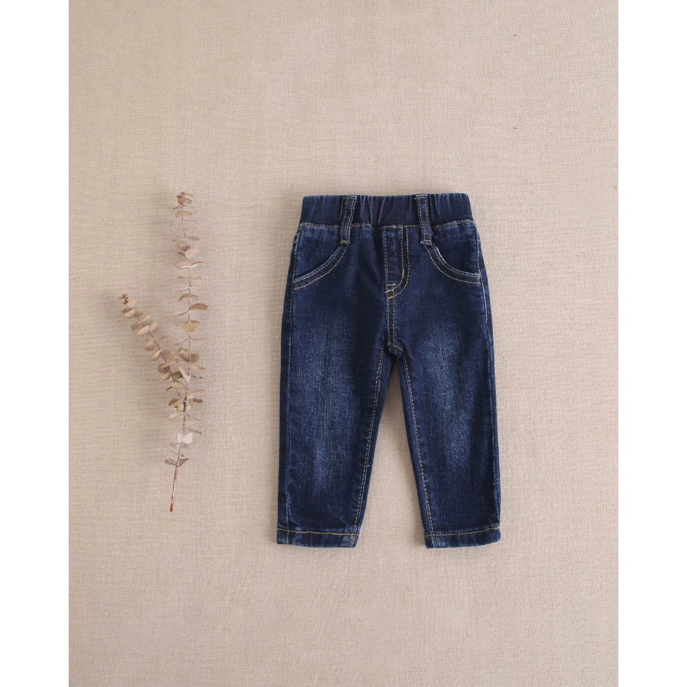 Jeans vaquero desgastado largo de bebé con elástico