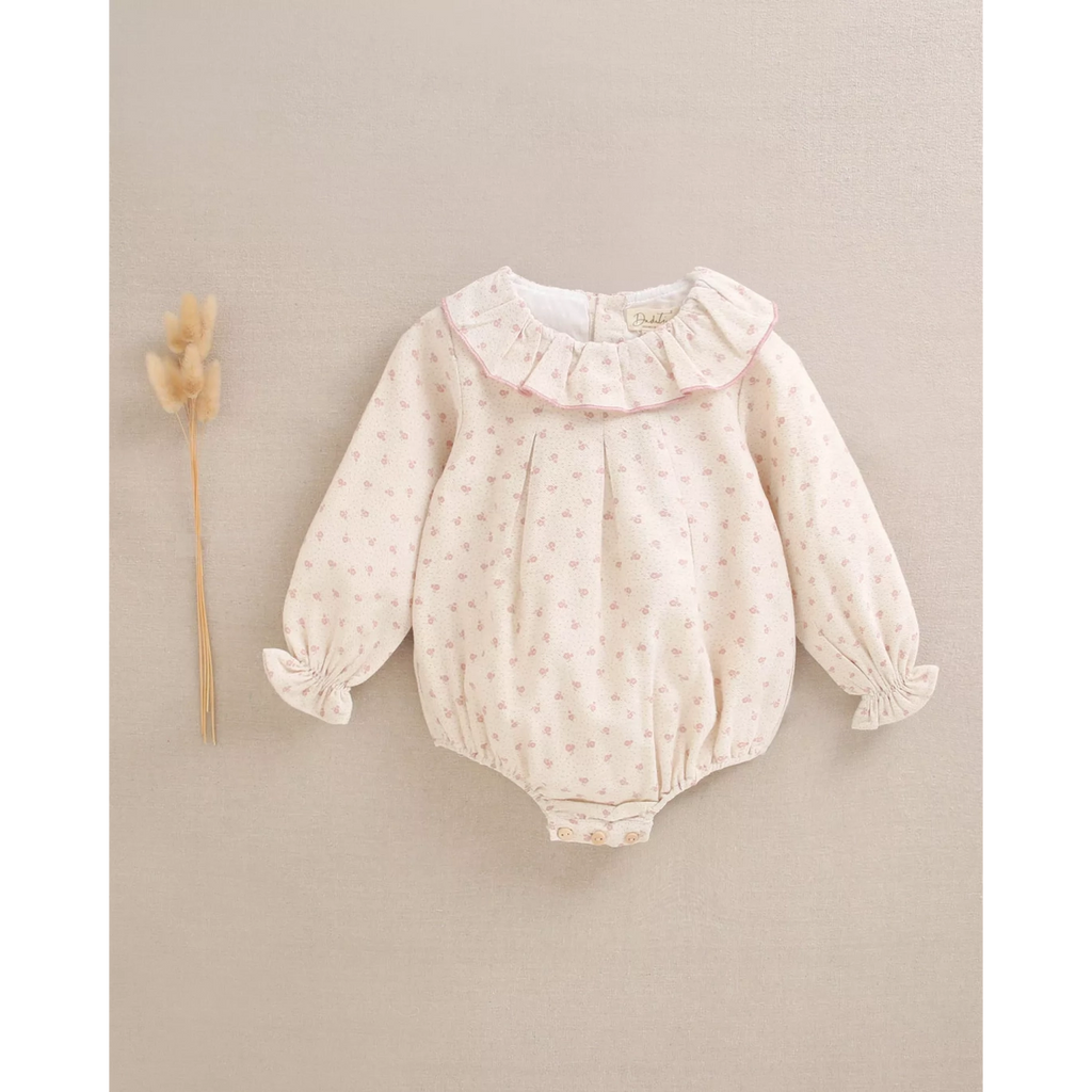 Ranita de bebé niña beige con estampado de corazones rosas
