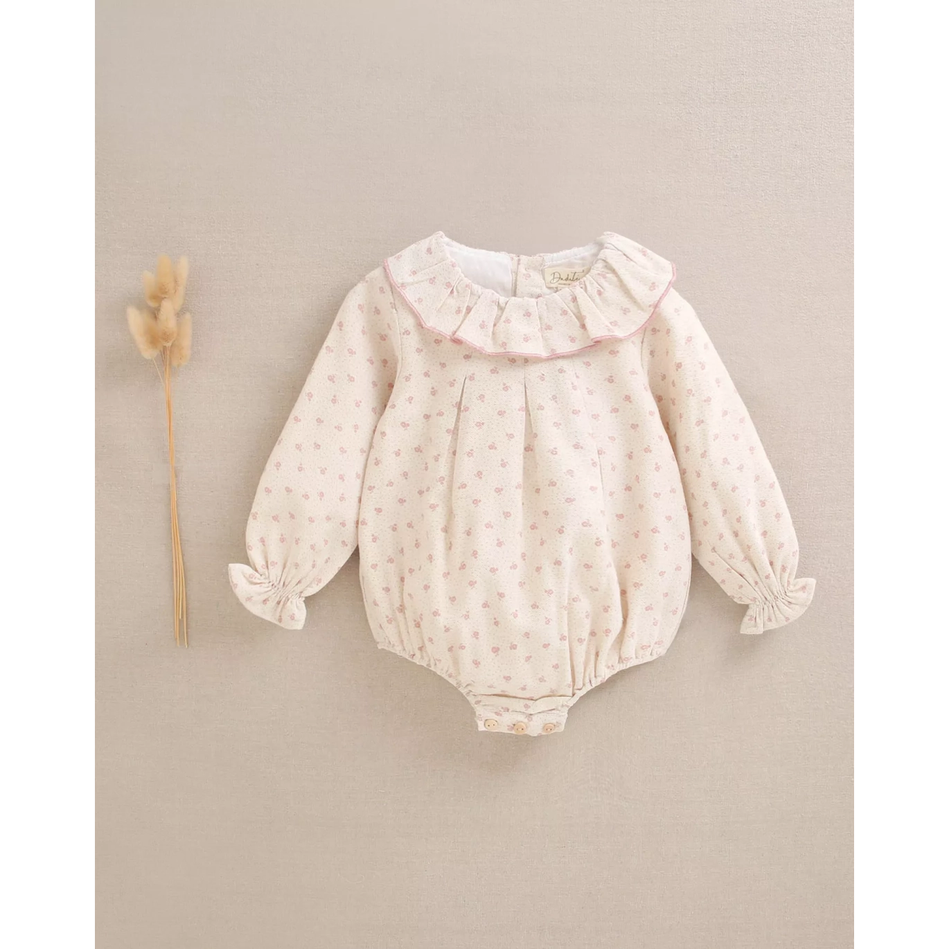 Ranita de bebé niña beige con estampado de corazones rosas