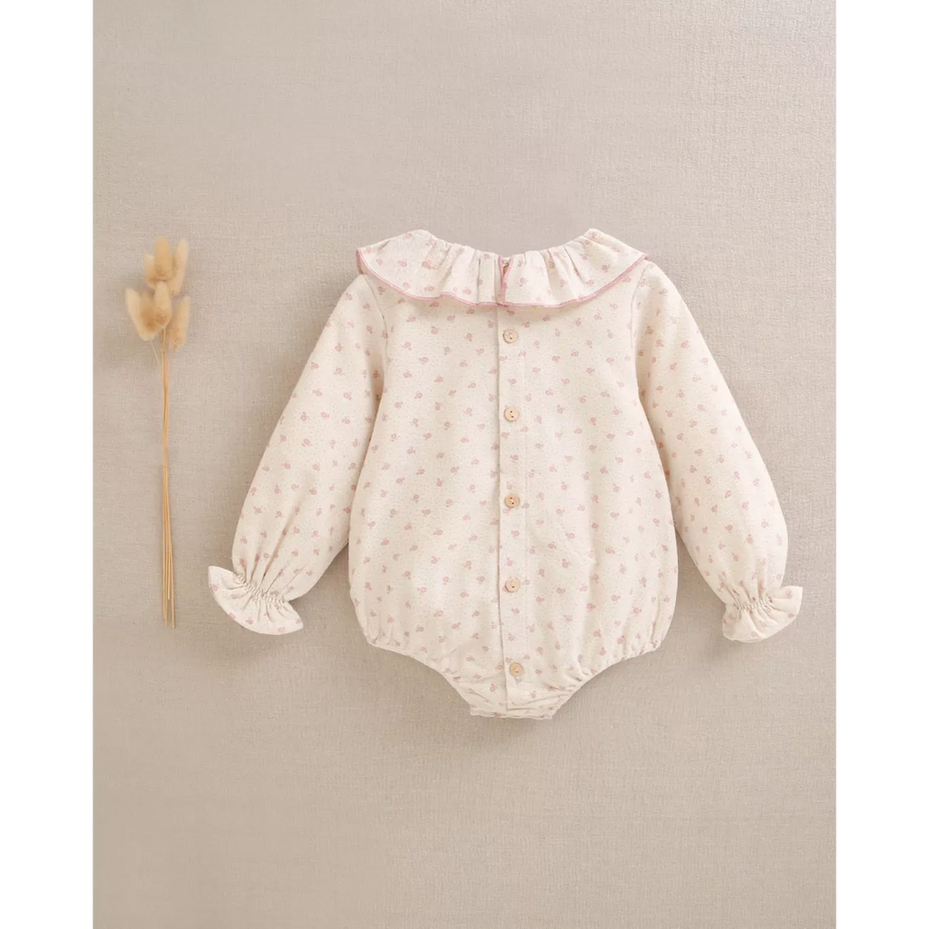 Ranita de bebé niña beige con estampado de corazones rosas