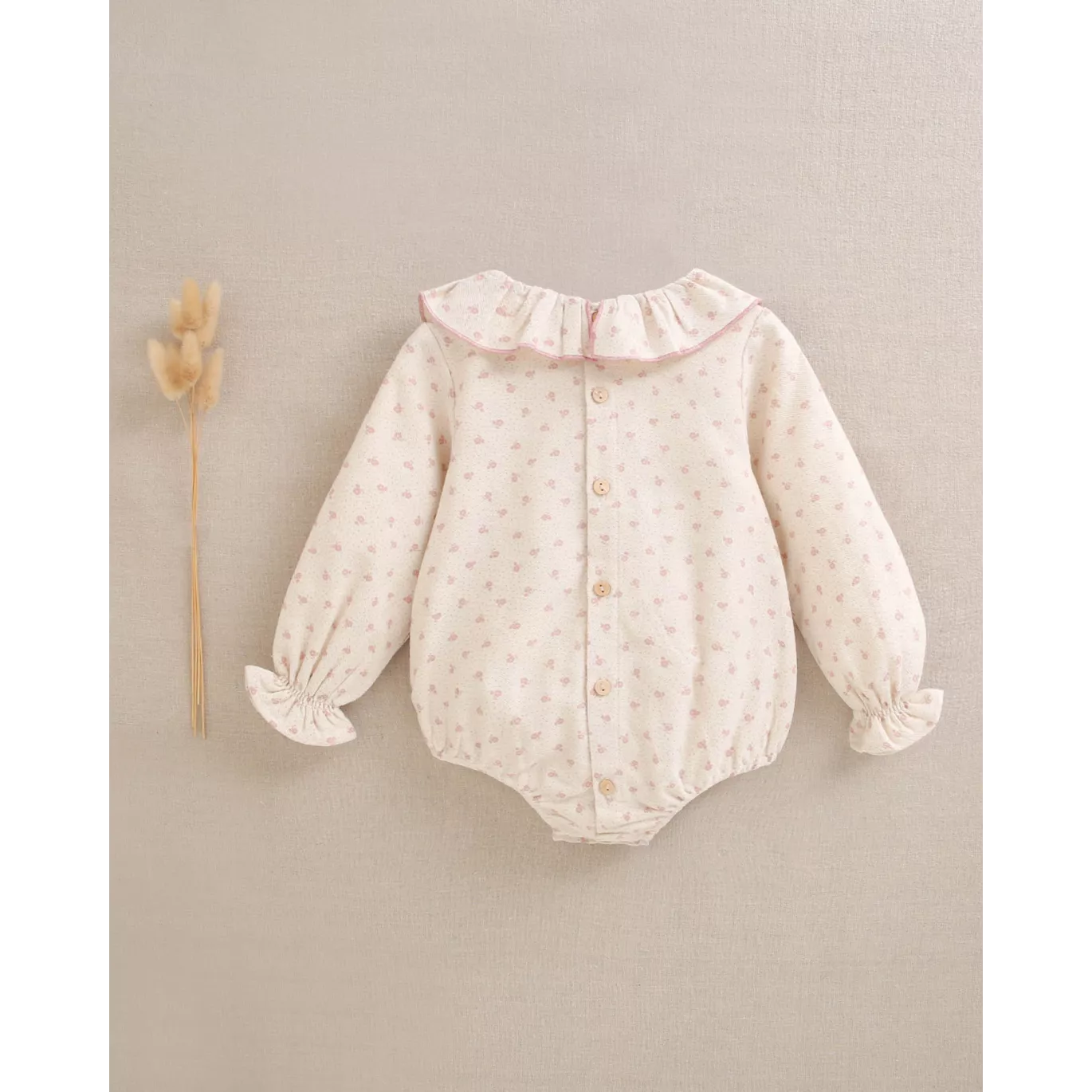 Ranita de bebé niña beige con estampado de corazones rosas