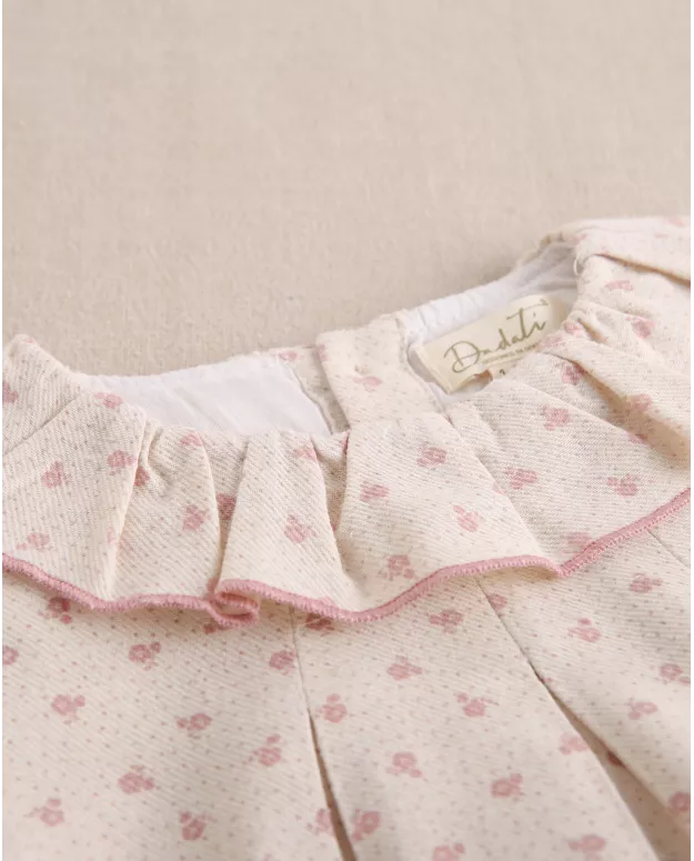 Ranita de bebé niña beige con estampado de corazones rosas
