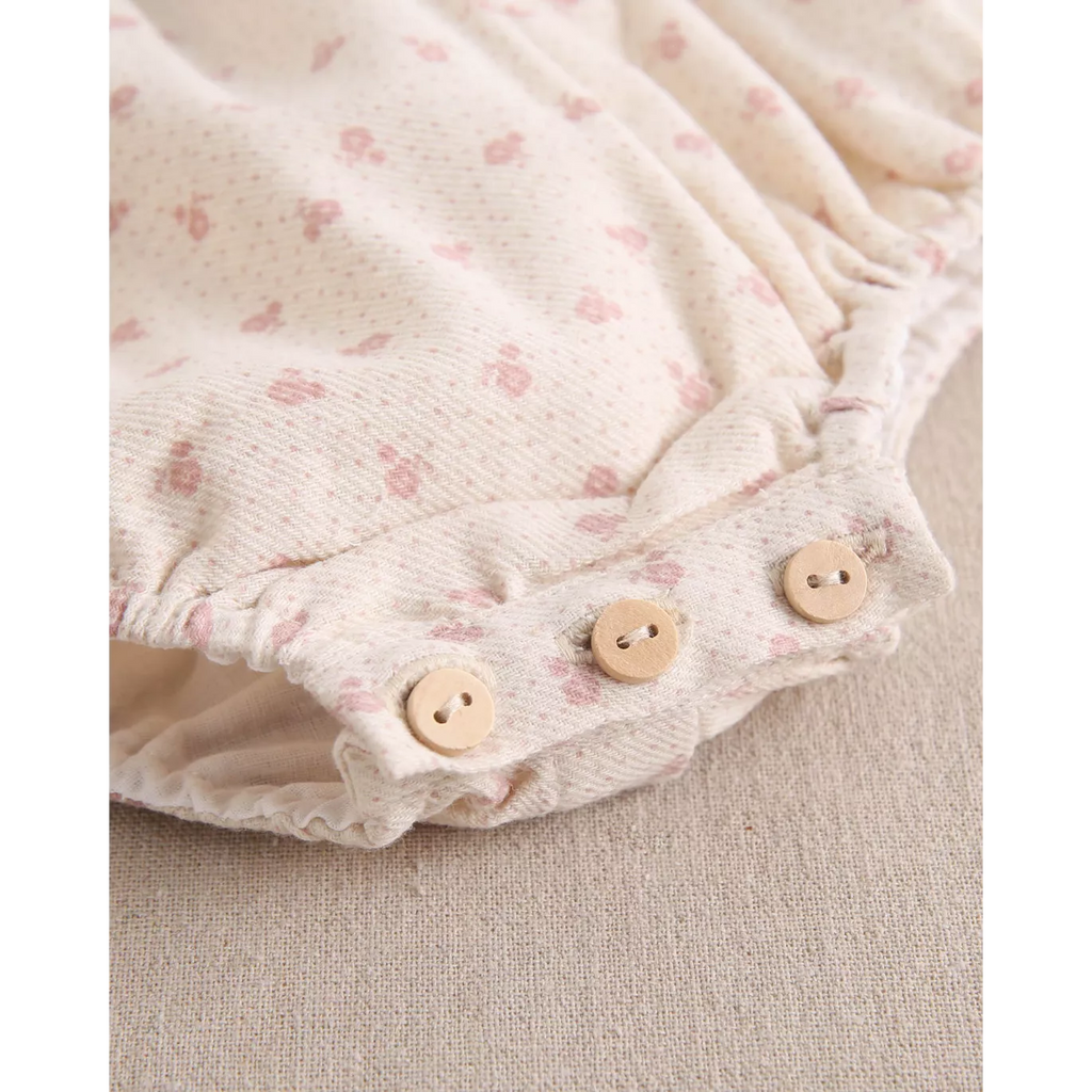 Ranita de bebé niña beige con estampado de corazones rosas