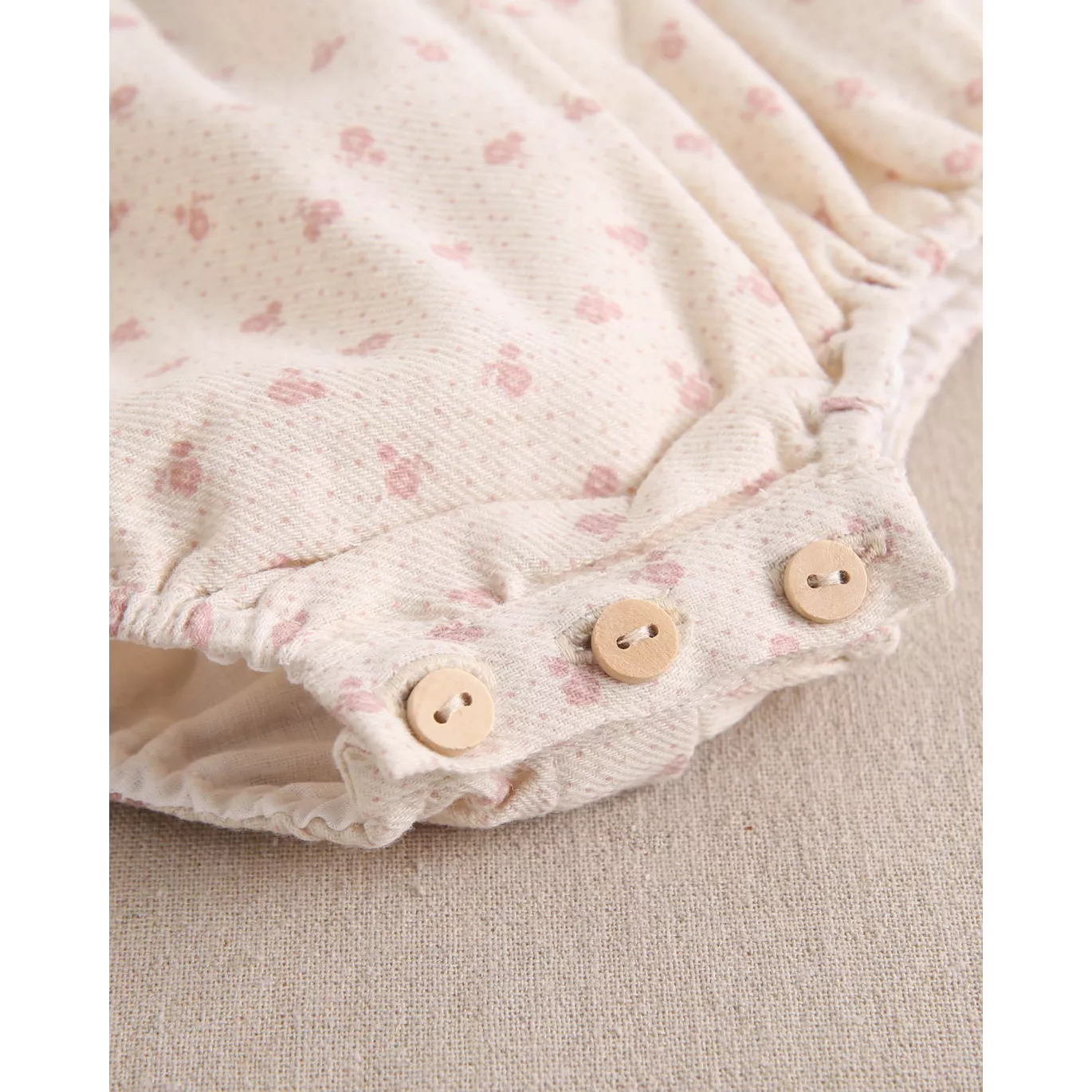 Ranita de bebé niña beige con estampado de corazones rosas