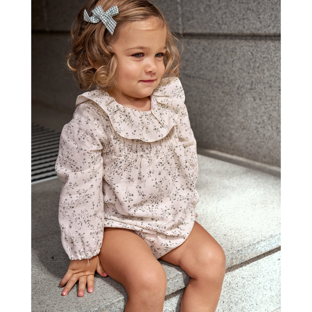 Ranita de bebé niña color crudo con estampado floral verde